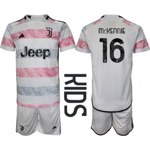 Juventus Weston McKennie #16 Koszulka Wyjazdowych Dziecięca 2023-24 Krótki Rękaw (+ Krótkie spodenki)